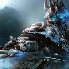 Mroczny Lich King w zbroi z czaszkami, z lodowym mieczem w dłoni, emanuje zimną mocą.