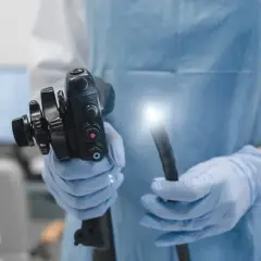 Lekarz w rękawiczkach trzyma endoskop. To narzędzie, które pomaga najlepszym onkologom od raka jelita grubego w diagnostyce.