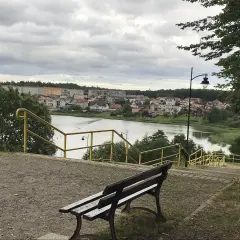 Ławka na początku chmielno trasa, z widokiem na jezioro i miasteczko.
