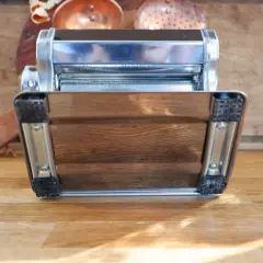 Machine à pâtes Silvercrest Lidl, vue de dessous, avec pieds antidérapants et corps en bois.