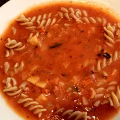 Zupa pomidorowa z makaronem fusilli, przygotowana na bazie passaty pomidorowej Mutti. Aromatyczna i sycąca.