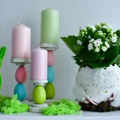 Zielony, trawiasty zajączek i świece na jajkach tworzą urocze ozdoby wielkanocne DIY.