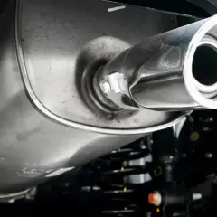 Układ wydechowy BMW, być może z problemem DTC P0401. Widoczny tłumik i końcówka wydechu.