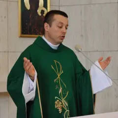 Msza święta co mówi ksiądz: odkryj znaczenie modlitw i gestów