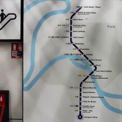 Plan du métro parisien montrant la ligne 7 allant de La Courneuve à Villejuif - Louis Aragon, avec une extension vers l'aéroport d'Orly.