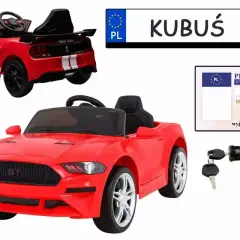 Czerwony samochodzik z tablicą "KUBUŚ" i dokumentem "Prawo Jazdy Wyjątkowego Kierowcy". Idealny dla małego mistrza kierownicy.