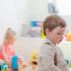 Kiedy do żłobka? Decyzja bez stresu: wiek, gotowość, zapisy
