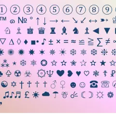 Zbiór symboli i znaków specjalnych, w tym cyfry, strzałki, figury geometryczne, symbole muzyczne, znaki matematyczne, symbole pogody, emotikony i inne.