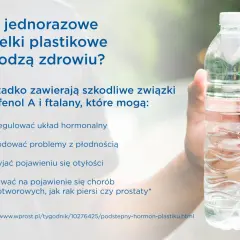 Dłoń trzyma plastikową butelkę z wodą. Czy woda z kranu czy z butelki jest lepsza? Plastik może szkodzić zdrowiu.