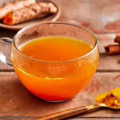 Ein warmes Getränk mit Kurkuma, Zimtstangen und frischer Kurkuma. Perfekt für ein gesundes kurkuma rezept.