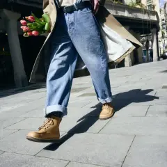 Idealne buty do koszuli i jeansów? Jasnobrązowe botki na spacerze z tulipanami.