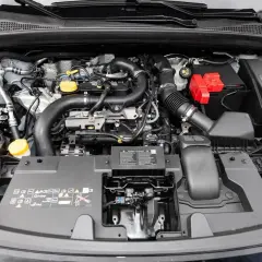 Vue détaillée du moteur TCE 90, gage de fiabilité pour votre véhicule. Composants visibles, circuits et batterie.