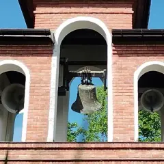 Kiedy biją dzwony w kościele? Odkryj tajemnice ich rytmu