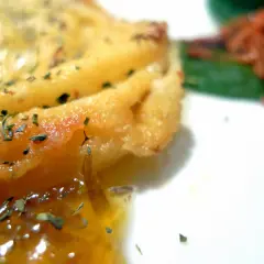Queso provolone dorado y burbujeante, con hierbas, listo para servir. Descubre como hacer provolone a la plancha.