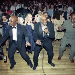 Ballerini in abiti eleganti si scatenano al ritmo della musica swing.