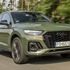 Zielony Audi Q5 Sportback w ruchu. Sprawdź aktualną audi q5 cena i dostępne konfiguracje.