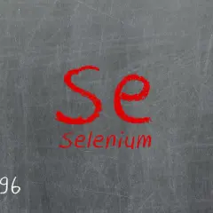 Na tablicy zapisano symbol pierwiastka Se (selen), jego liczbę atomową 34, masę atomową 78,96 oraz liczby 2, 8, 18, 6.