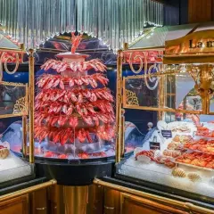 Impresionante torre de langostas y mariscos frescos, parte del buffet más grande de Europa.