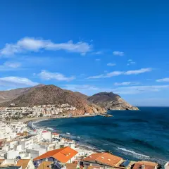Vista panorámica de San José, Almería, con casas blancas, playa y el mar azul bajo un cielo despejado. ¡Un lugar ideal que ver en San José, Almería!