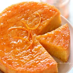 Torta soffice all'arancia, ricetta della nonna, con glassa lucida e scorzette candite. Un dolce profumato e invitante.