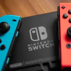 Niebieski i czerwony Joy-Con na konsoli Nintendo Switch. Czas na najlepsze gry Nintendo Switch!
