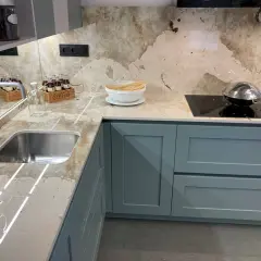 Nowoczesna kuchnia z blatem Dekton. Sprawdź atrakcyjną dekton cena za m2.