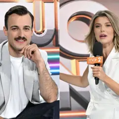 Krzysztof z Koła Fortuny, uśmiechnięty, w jasnej marynarce, obok prezenterki z mikrofonem TVP 2.