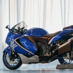 Błękitny motocykl Suzuki Hayabusa, idealny do rozważenia w ramach suzuki leasing. Lśniąca maszyna prezentuje się imponująco.