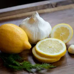 Ajo con limón para que sirve: ingredientes frescos para una receta saludable.