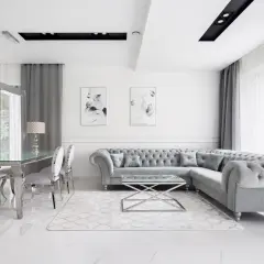 Elegancki salon w stylu nowojorskim z szarą sofą Chesterfield, szklanym stołem i marmurową podłogą.
