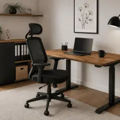 Nowoczesne domowe biuro z regulowanym biurkiem, czarnym fotelem i laptopem.
