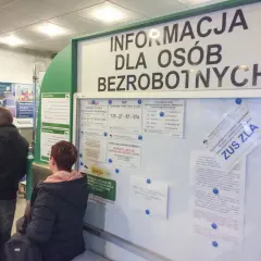 Informacja dla osób bezrobotnych, jak się zwolnić żeby dostać zasiłek dla bezrobotnych. Tablica z ogłoszeniami w urzędzie.