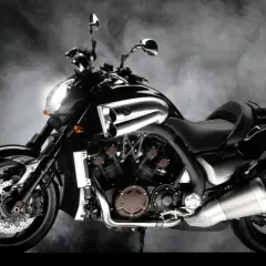 Potente V Max 1700 negra emerge de la niebla, mostrando su motor musculoso y diseño agresivo.