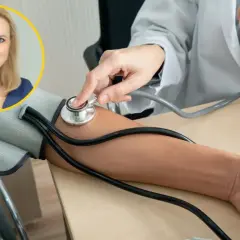 Lekarz mierzy ciśnienie krwi pacjentowi. W lewym górnym rogu zdjęcie kobiety.