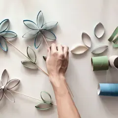 Fiori e foglie fatti con rotoli di carta: un'idea creativa per lavori con i bambini.