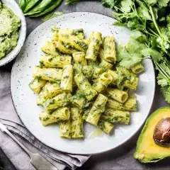 Makaron rigatoni z kremowym pesto zielonym, świeżą kolendrą i awokado. Pyszne danie z aromatycznym pesto zielonym.
