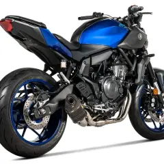 Yamaha MT-07 z wydechem Akrapovič, błyszczący niebieski zbiornik paliwa i czarne detale.