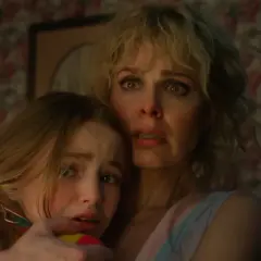 Przerażone twarze matki i córki w stylu Stranger Things 1. Ciemne, niepokojące tło.