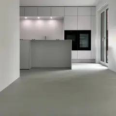 Moderne Küche mit minimalistischer Insel und Einbaugeräten. Der fugenlose Boden erfahrungen sind positiv, da er leicht zu reinigen ist und einen eleganten Look bietet.