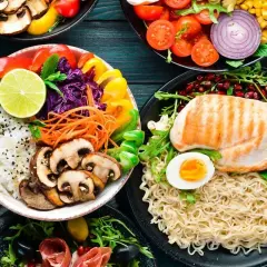 Kolorowe miski z ryżem, warzywami i kurczakiem, a także makaron z jajkiem i rukolą. To wszystko idealnie wpisuje się w zdrowa dieta.