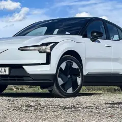 Vit Volvo EX30 på grusväg, redo för ett spännande volvo ex30 test under en molnig himmel.
