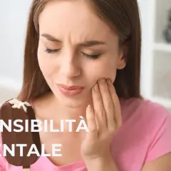Donna con gelato che prova dolore, con mano sulla guancia, a causa della dentina esposta.