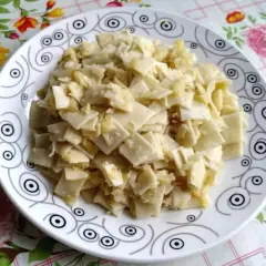 Tradycyjne łazanki z kapustą białą, prosto z talerza, gotowe do podania.