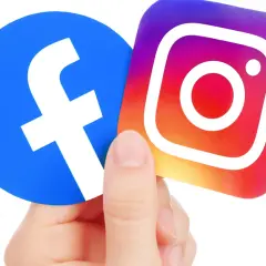 Palec trzyma loga Facebooka i Instagrama. Czy kopiowanie zdjęć z Facebooka jest karalne?
