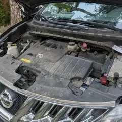 Silnik V6 w Nissan Murano. Zastanawiasz się nad **nissan murano spalanie**? Ten silnik to serce auta, które wpływa na jego apetyt na paliwo.