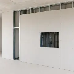 Sucha zabudowa płyt g-k ogniochronne, gdzie prawo wymaga ich zastosowania, tworzy ściany z widocznym stelażem i instalacją hydrauliczną.