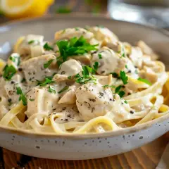Krämig kycklingpasta med färsk persilja, ett perfekt kycklingpasta recept för en snabb och god middag.