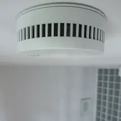 Rauchmelder an der Decke. Wenn der Rauchmelder defekt ist, wer zahlt die Reparatur oder den Austausch?