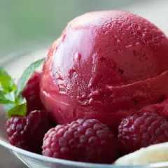 Jak zrobić sorbet malinowy? Aksamitny deser bez maszynki!