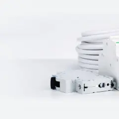 Wyłączniki nadprądowe i zwój białego kabla, gotowe do montażu. Hurtownia elektryczna oferuje wszystko, czego potrzebujesz.